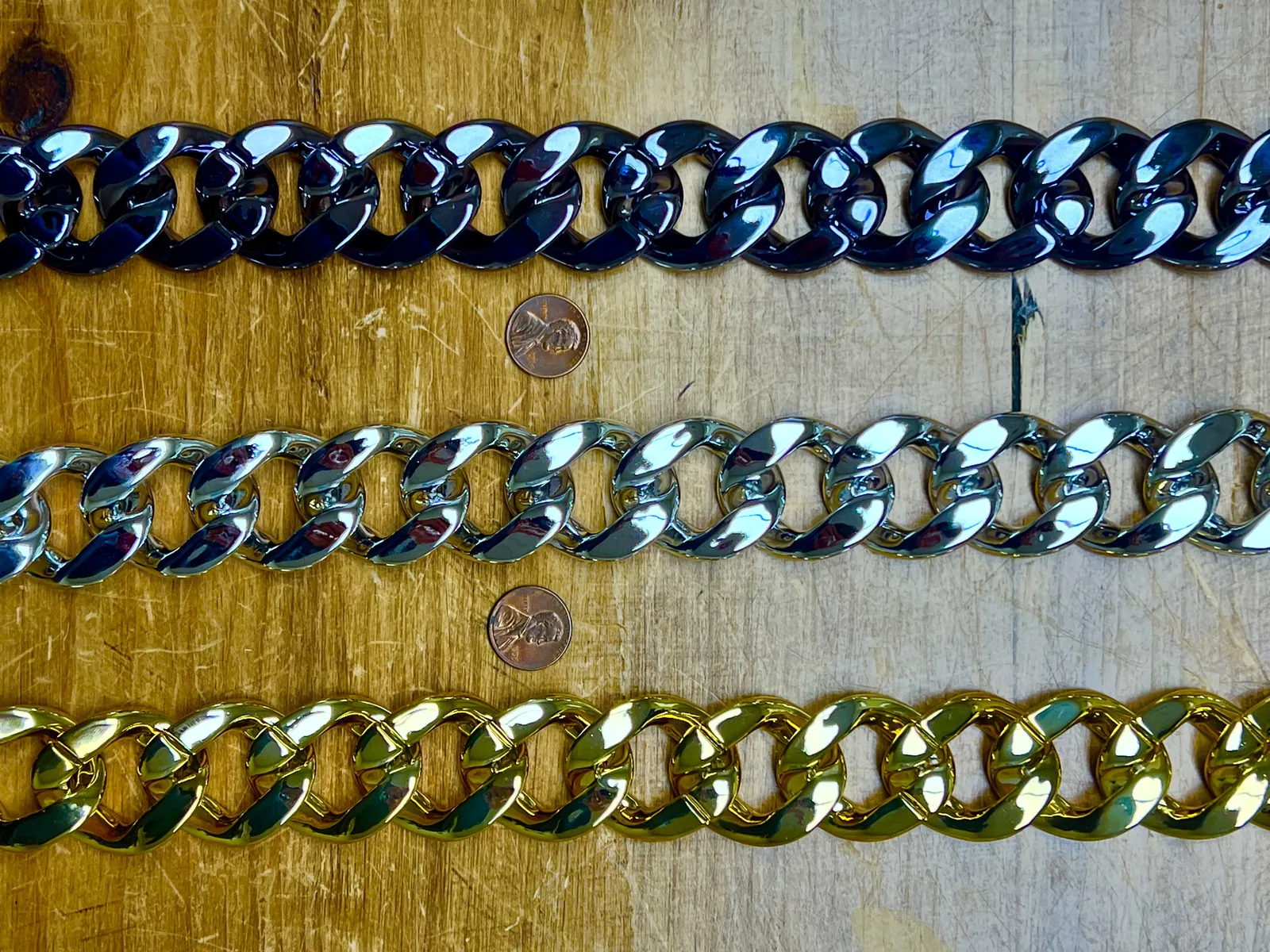 Chain color options showing different metal finishes.